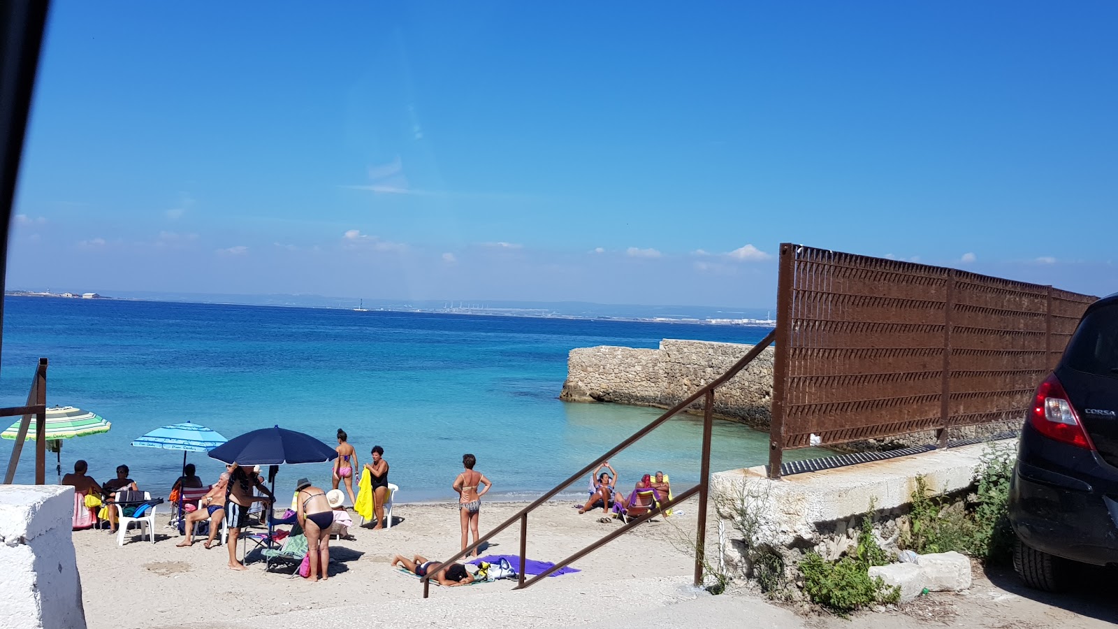 Fotografie cu San Vito beach cu o suprafață de teren stâncos