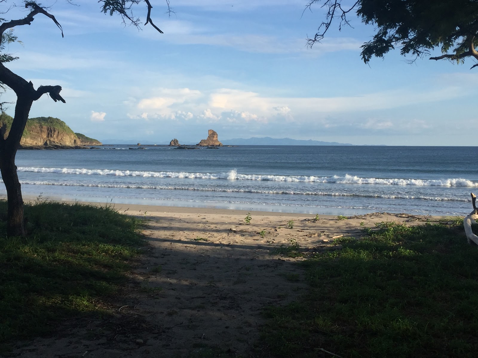 Foto di Spiaggia di Ocotal sorretto da scogliere