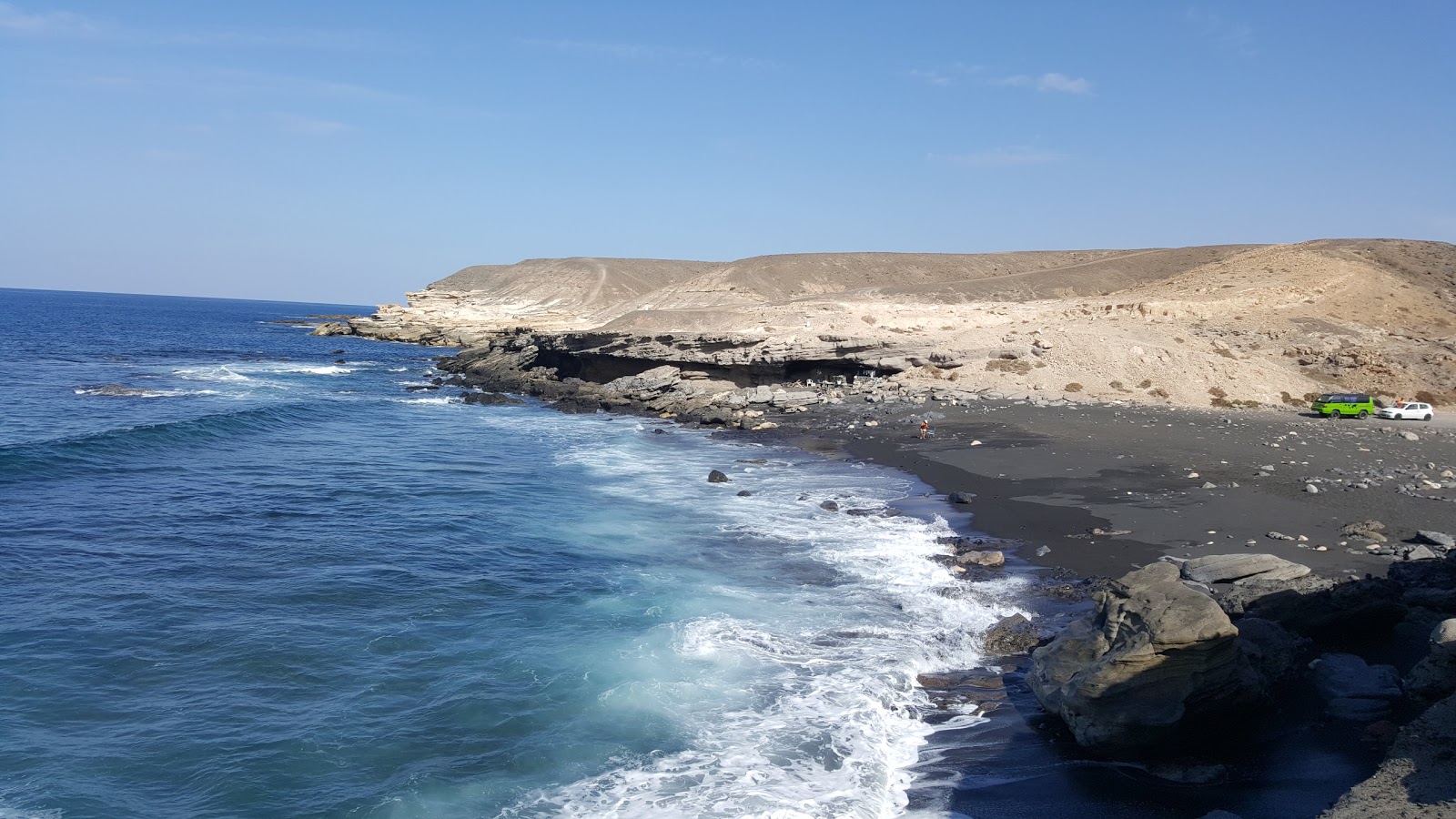 Foto de Playa Negras con arena blanca y rocas superficie