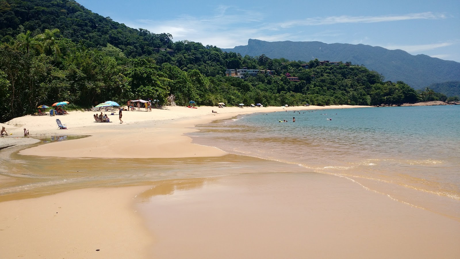 Foto van Praia Vermelha met helder fijn zand oppervlakte