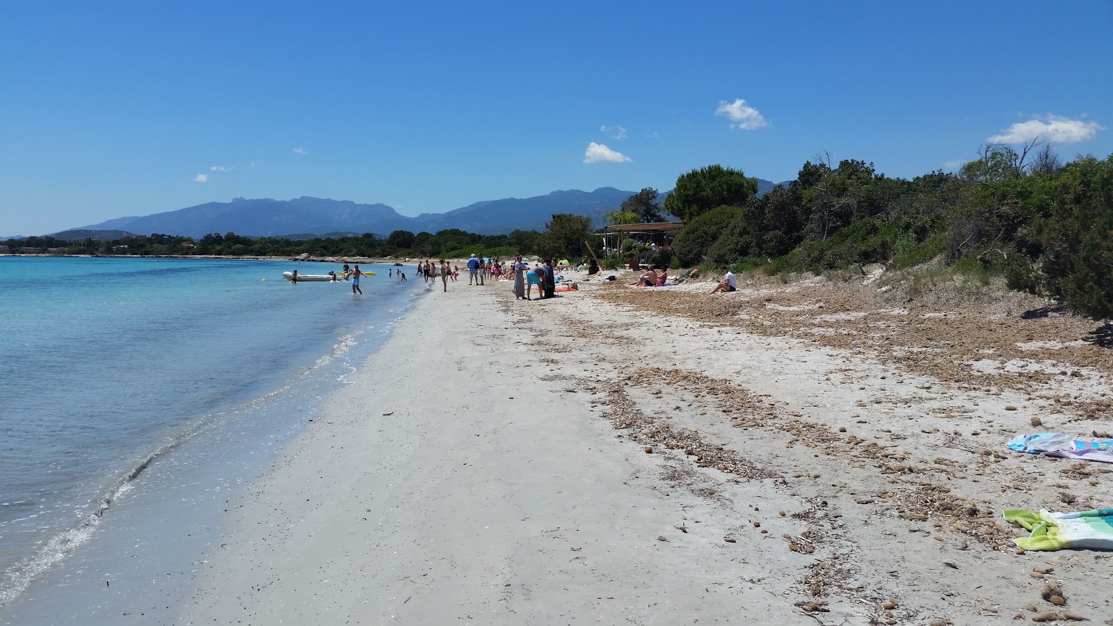 Photo de Plage de Pinarellu II protégé par des falaises
