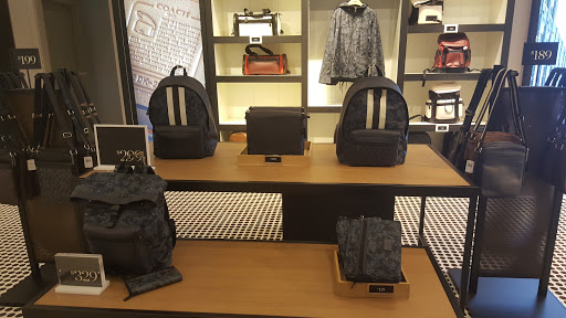 Shopping Mall «Edinburgh Premium Outlets», reviews and photos, 11622 NE Executive Dr, Edinburgh, IN 46124, USA