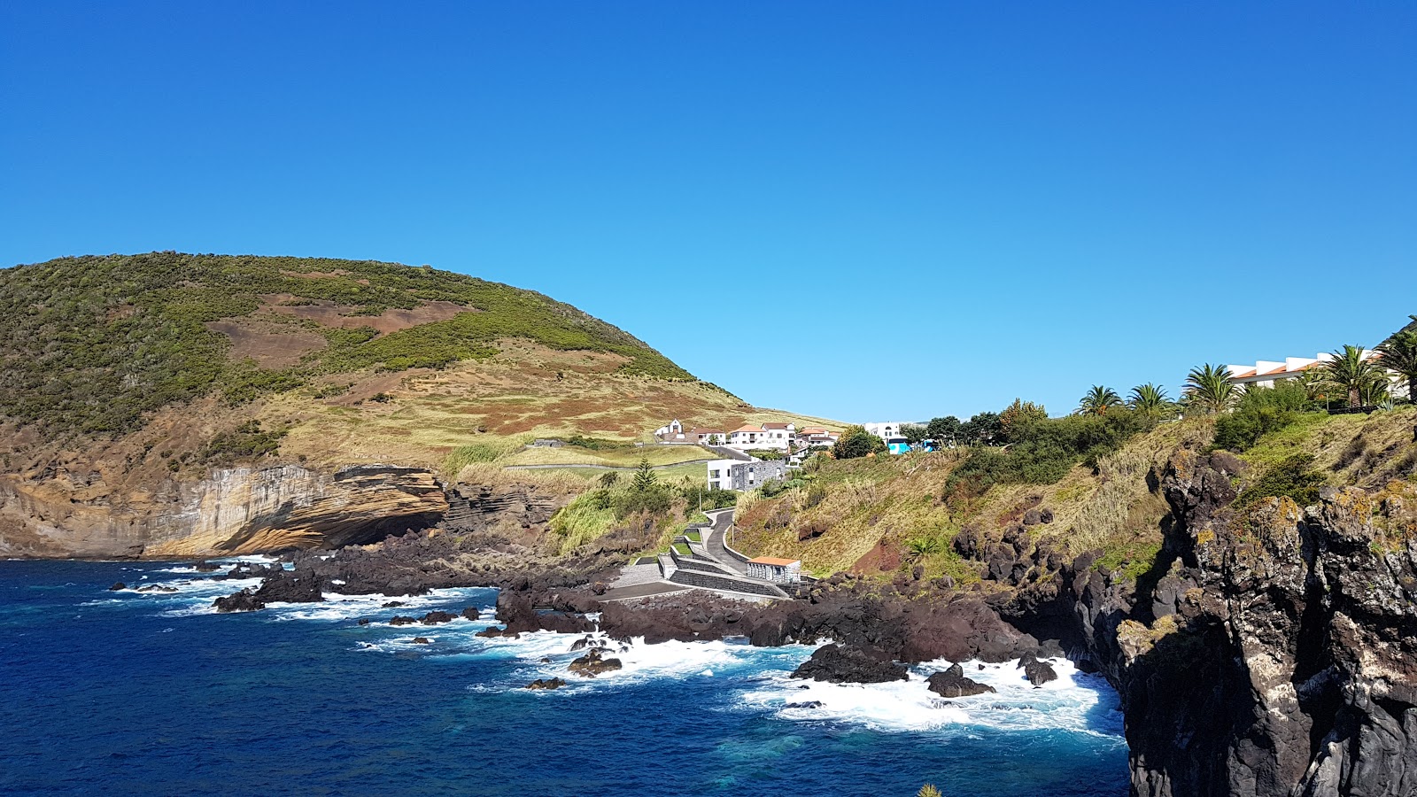 Foto af Piscinas Naturais da Preguica omgivet af bjerge