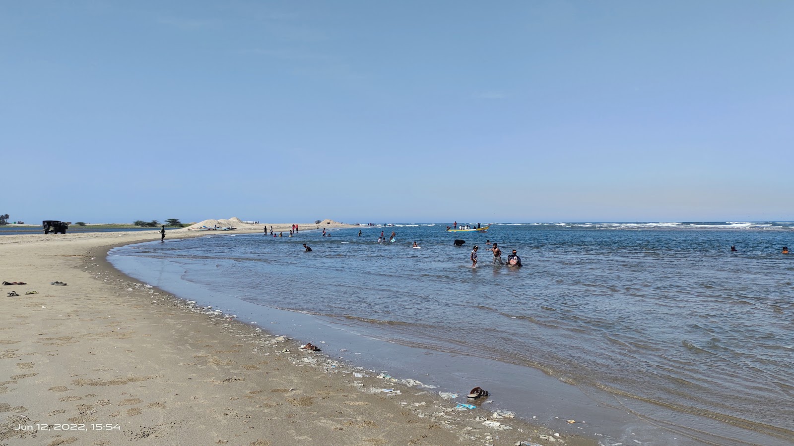 Valokuva Alamparai Fort Beachista. pinnalla kirkas hiekka:n kanssa