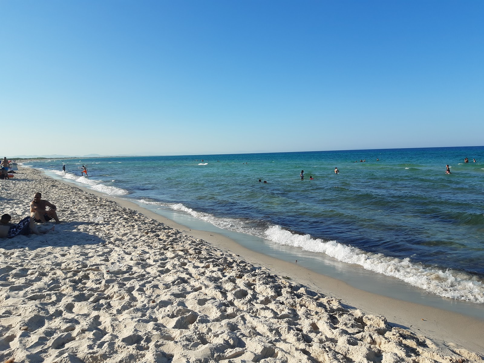 Fotografija Plage privee al Madfoun z svetel pesek površino