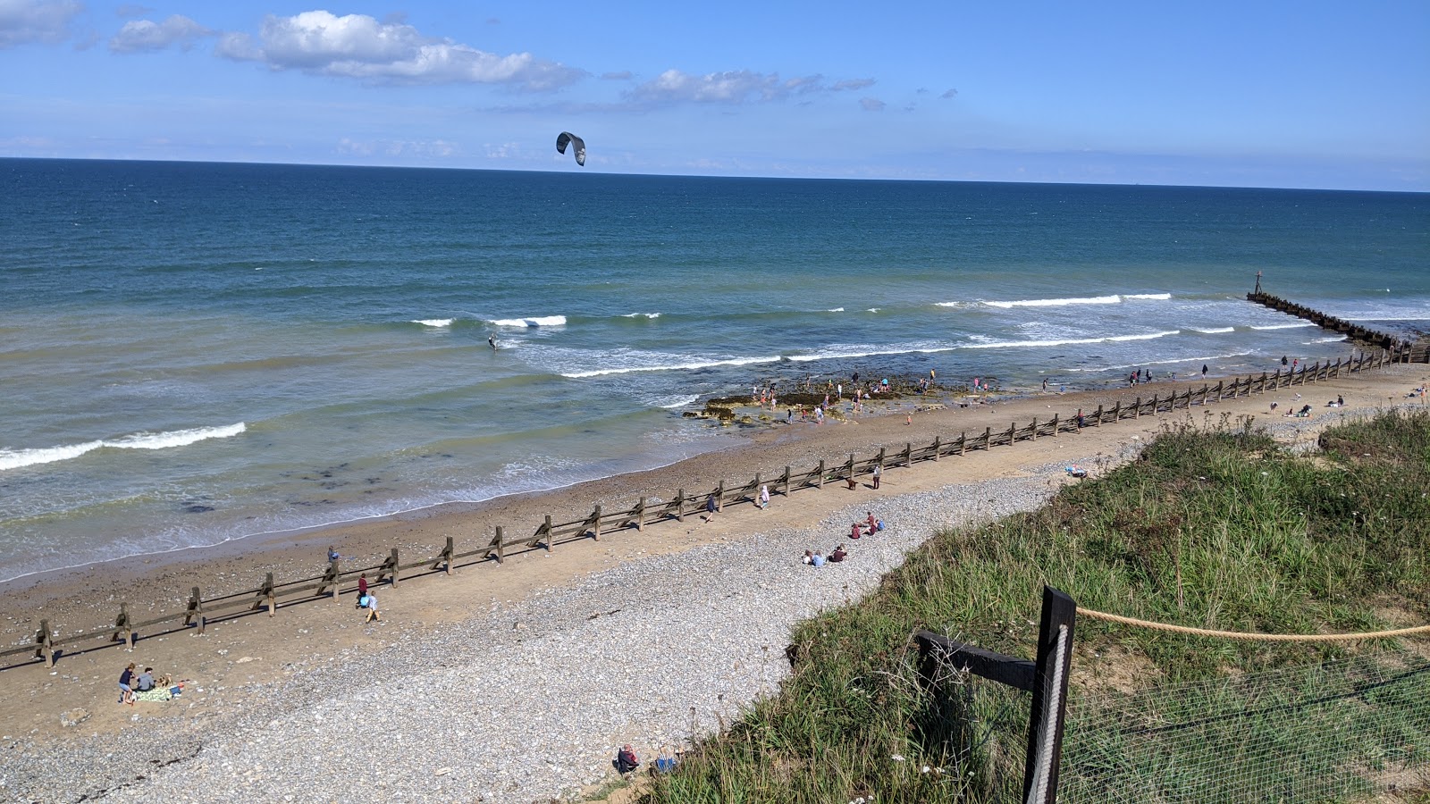 Foto von West Runton Beach umgeben von Bergen