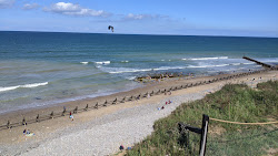 West Runton Beach'in fotoğrafı dağlarla çevrili
