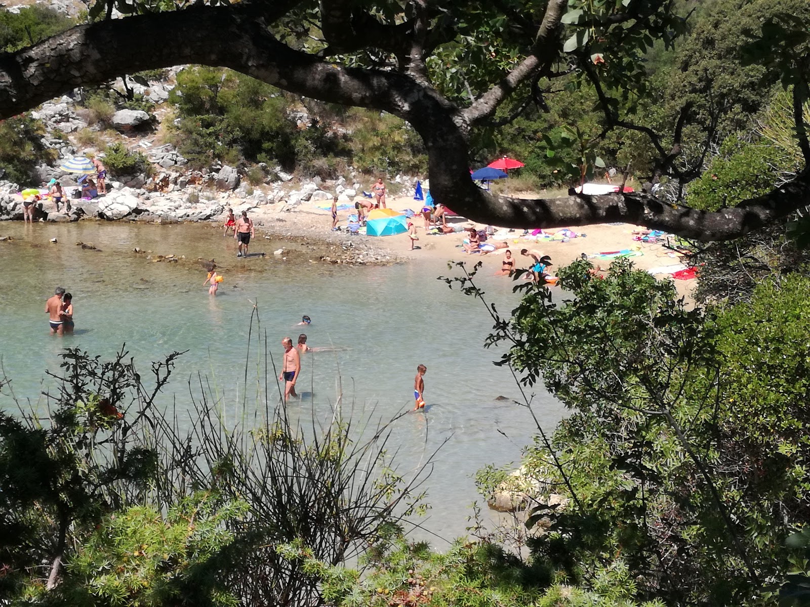 Foto von Kukurina beach und die siedlung