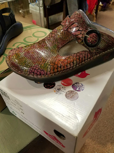 Consignment Shop «Brand Used Thrift And Consignment Shop», reviews and photos, 157 Dolson Ave, Middletown, NY 10940, USA