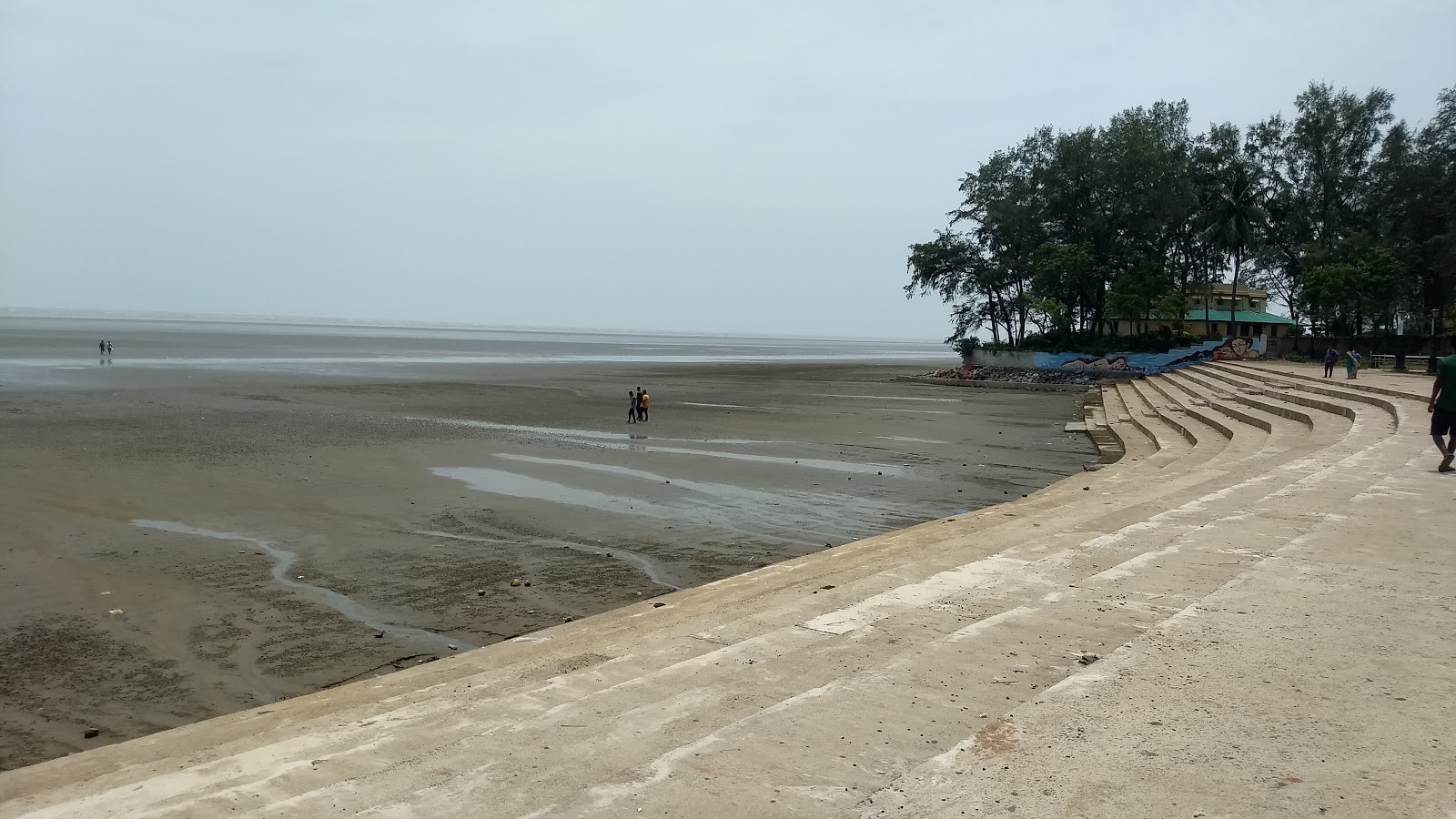 Photo de Chandipur Beach avec l'eau turquoise de surface