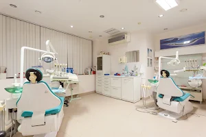Стоматология Альфа-клиник | Протезирование, чистка зубов, виниры Калужская image