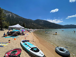 Sand Harbor Beach'in fotoğrafı geniş bir kıyı şeridi ile birlikte