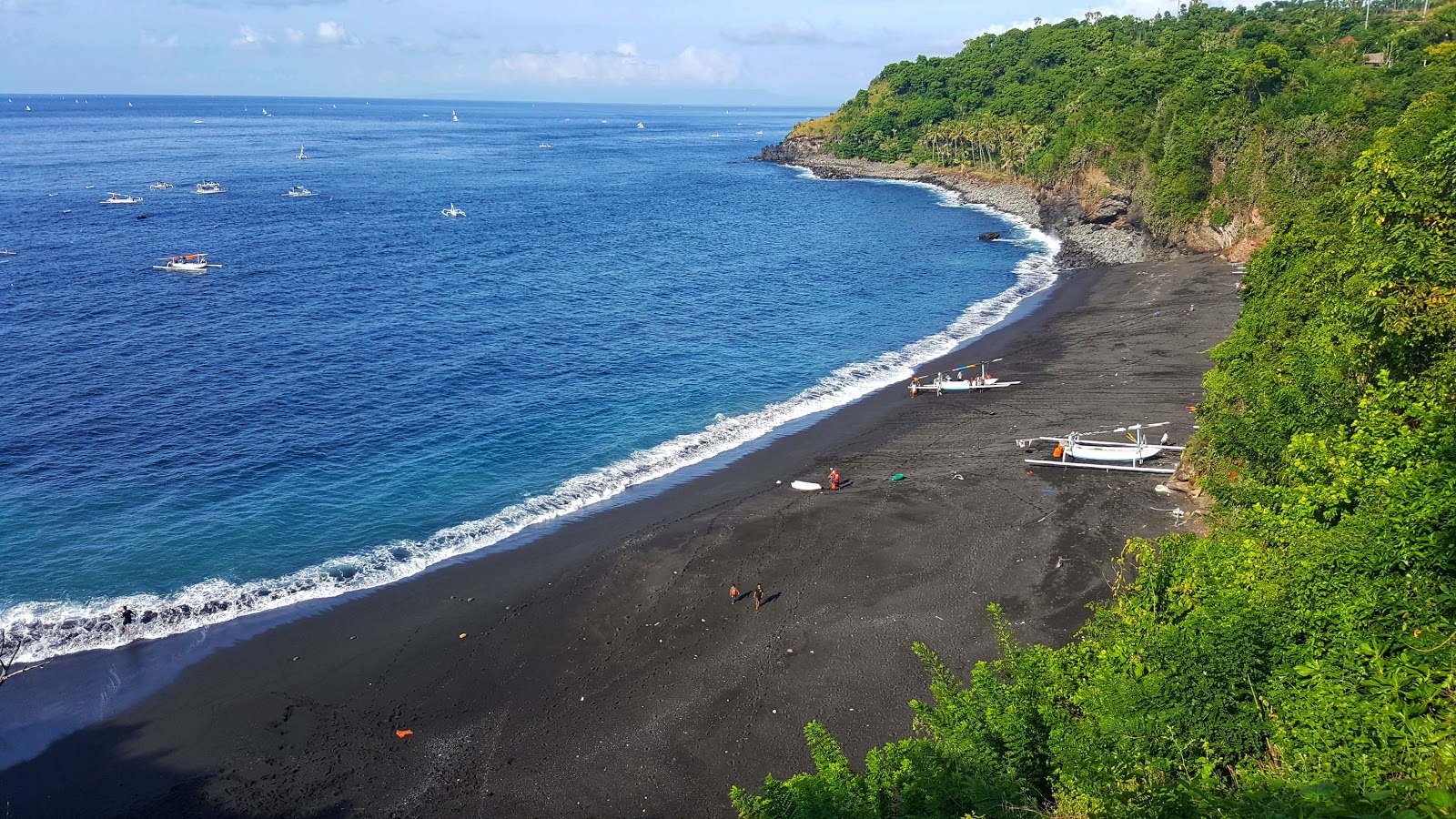 Photo de Black Sand Beach avec plage spacieuse