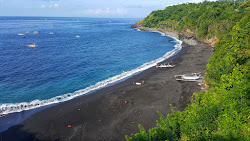 Φωτογραφία του Black Sand Beach με μια ευρύχωρη ακτογραμμή