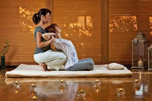 Terapi kretek, pijat urut tradisional, massage, refleksi image
