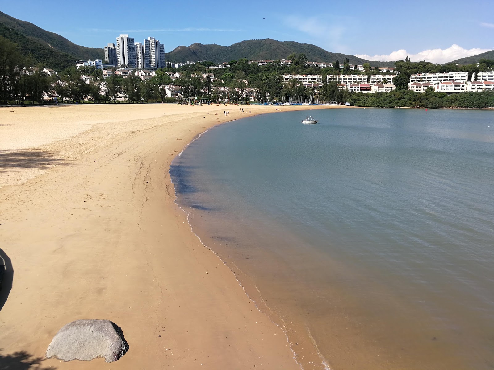 Tai Pak Beach的照片 带有碧绿色纯水表面