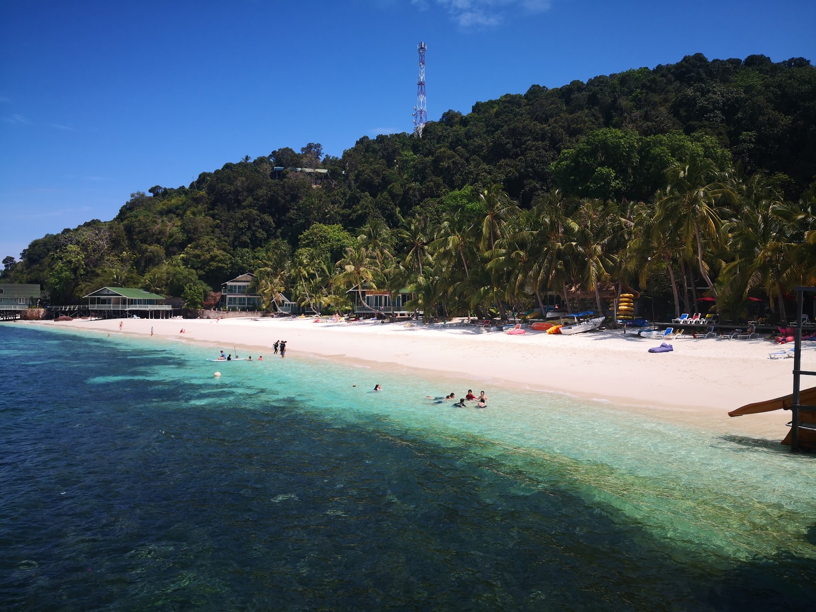 Foto av Rawa Island Resort med rymlig strand