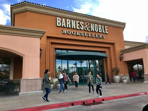 Barnes & Noble, 7849 N Blackstone Ave, Fresno, CA 93720, USA, 