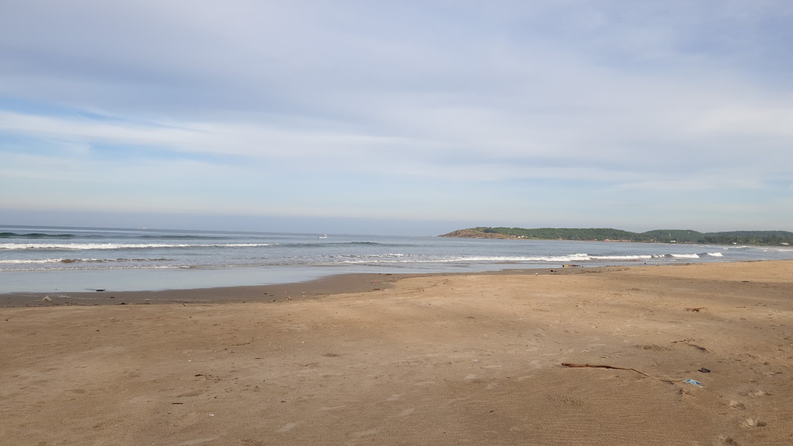 Photo de Alvekodi Beach avec sable lumineux de surface