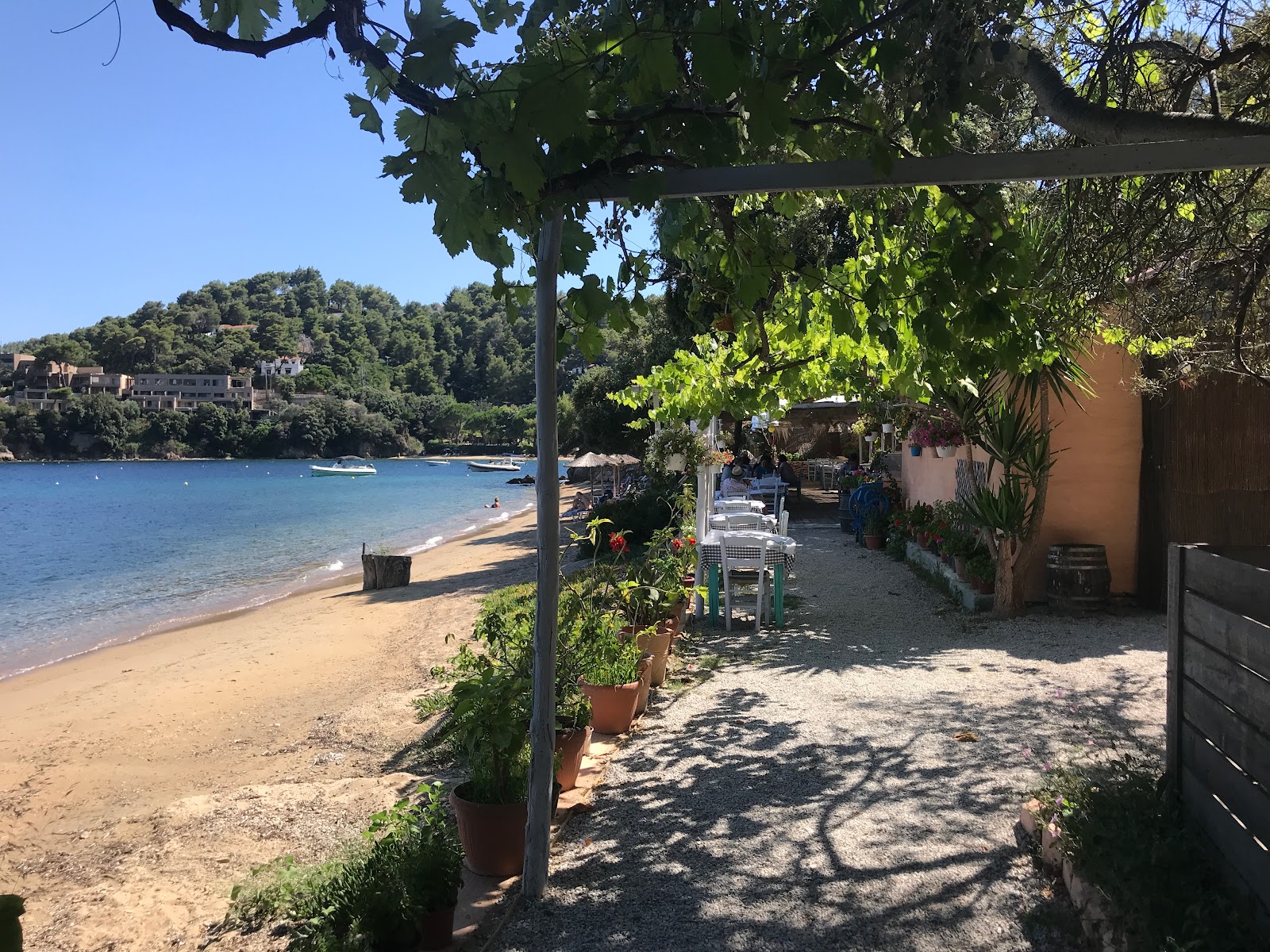 Foto van Sklithri beach met kleine baai