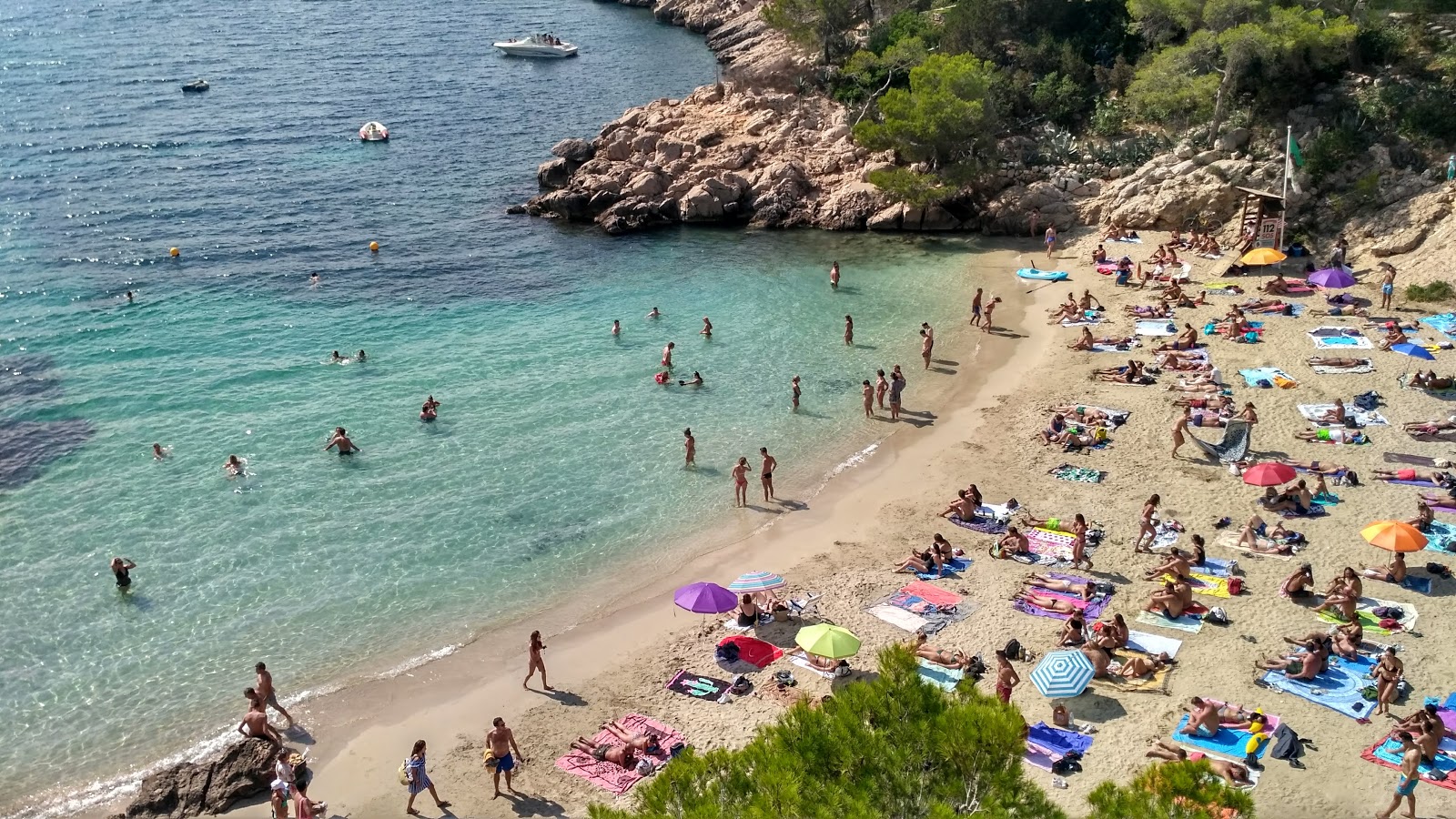 Foto av Stranden Cala Salada beläget i naturområde