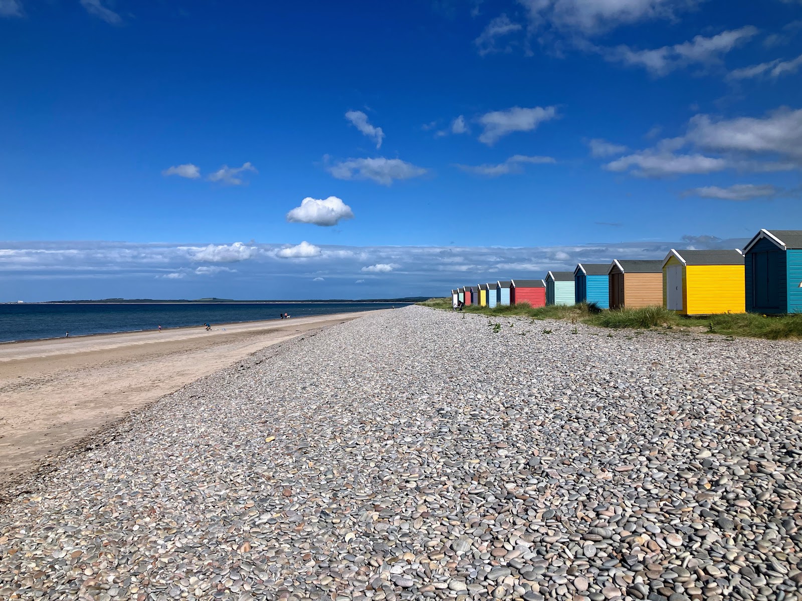 Zdjęcie Findhorn Beach z powierzchnią beżowy piasek i kamyki