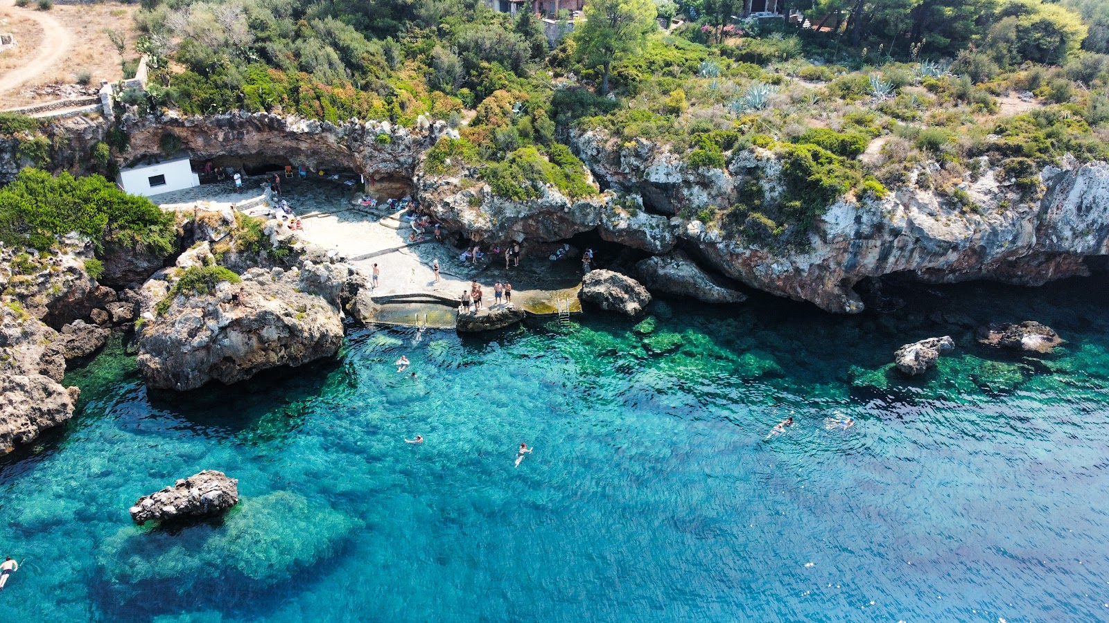Foto de Gnospi Beach con superficie pavimentada de concreto superficie