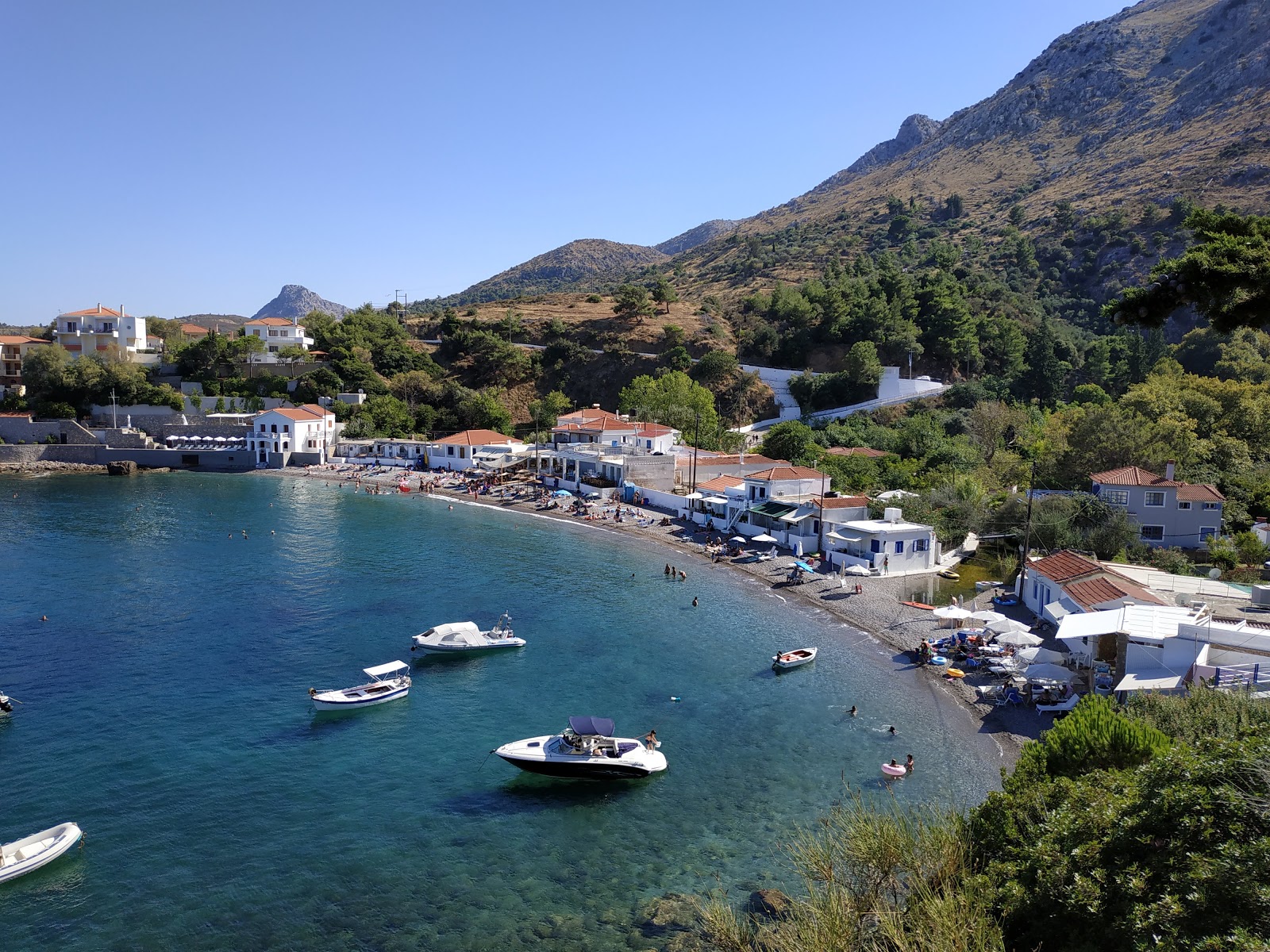 Foto di Nagos Beach con una superficie del ciottolo leggero