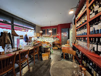 Atmosphère du Le Comptoir Saint Andre - Cave à vin - Fromagerie - Restaurant - Traiteur à Bordeaux - n°2