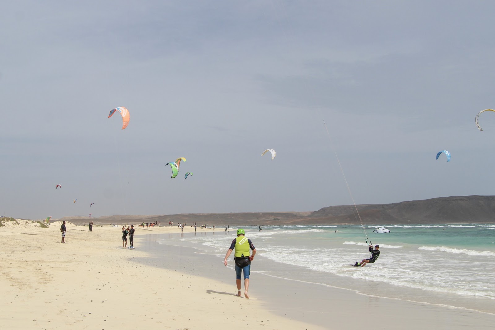 Foto de Kite Beach - Sal Cape Verde con arena brillante superficie