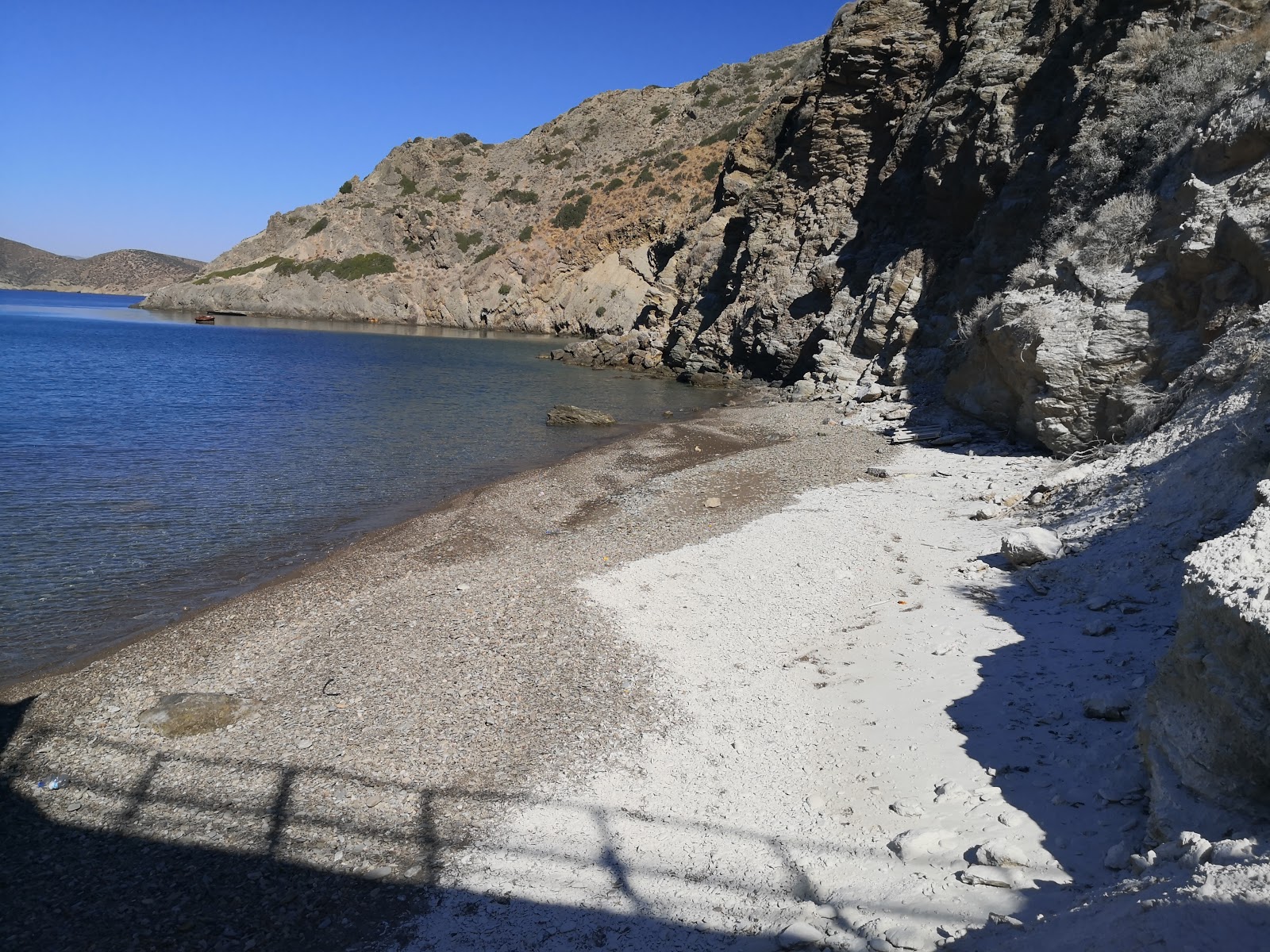 Altsi beach'in fotoğrafı düz bir kıyı şeridi ile birlikte