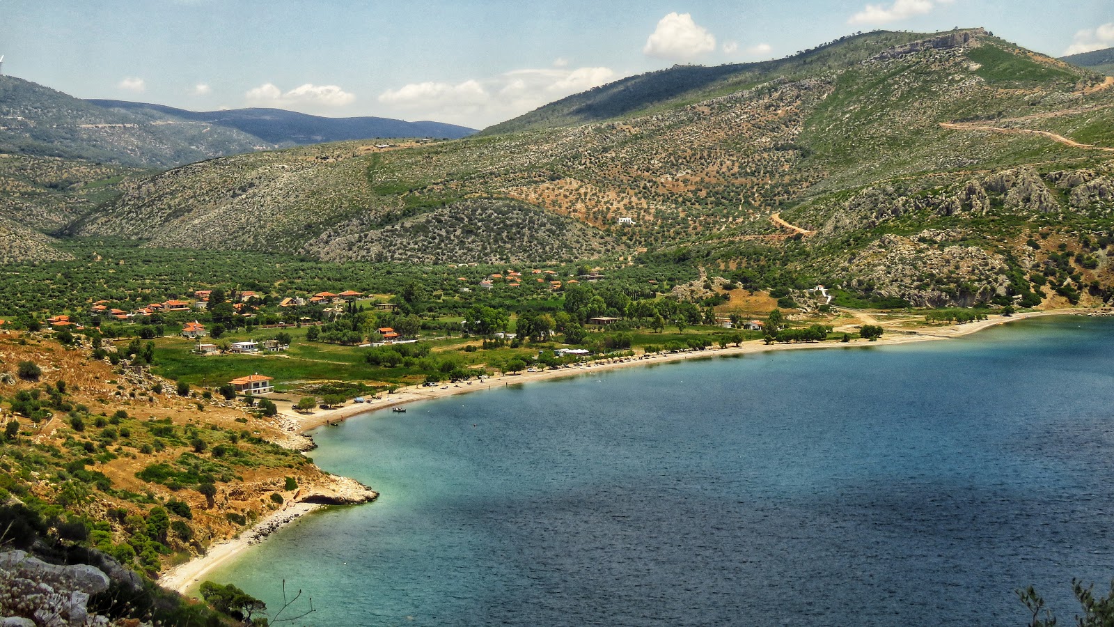 Foto di Straw of voeotia beach sorretto da scogliere