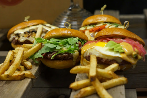 Hamburger Restaurant «Aioli Gourmet Burgers», reviews and photos, 10652 N 32nd St, Phoenix, AZ 85028, USA