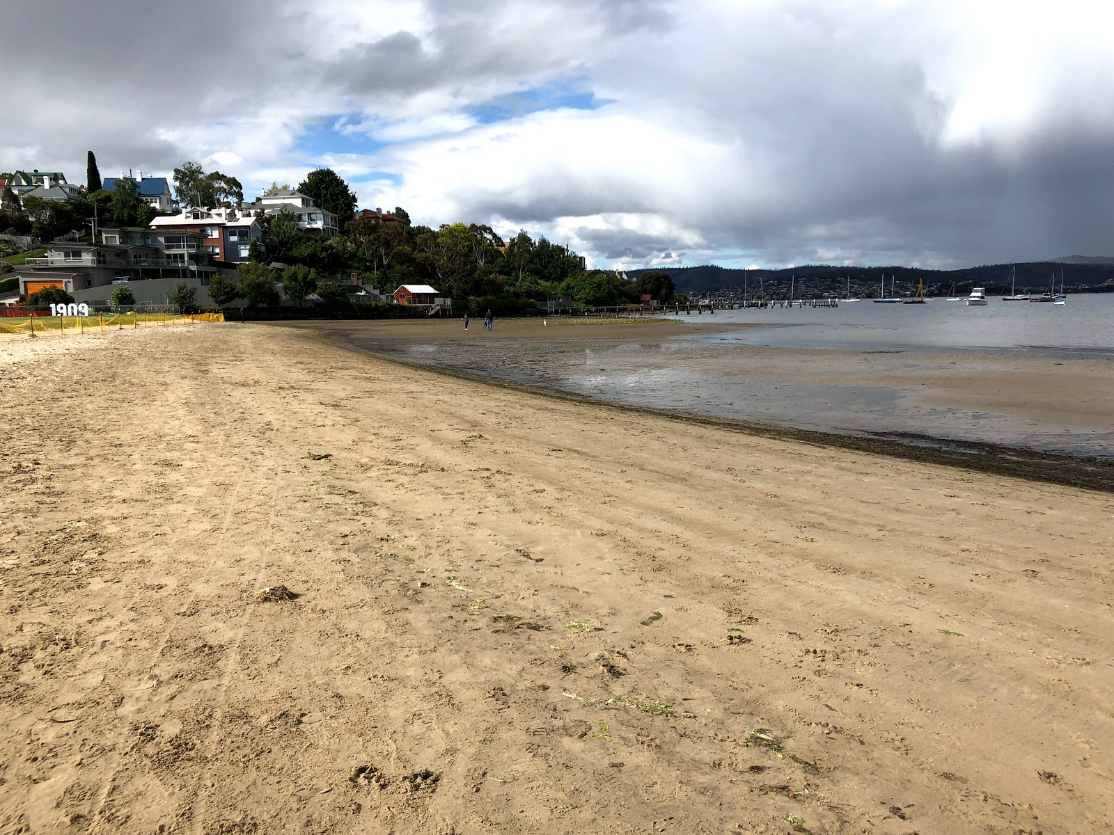 Short Beach'in fotoğrafı - rahatlamayı sevenler arasında popüler bir yer