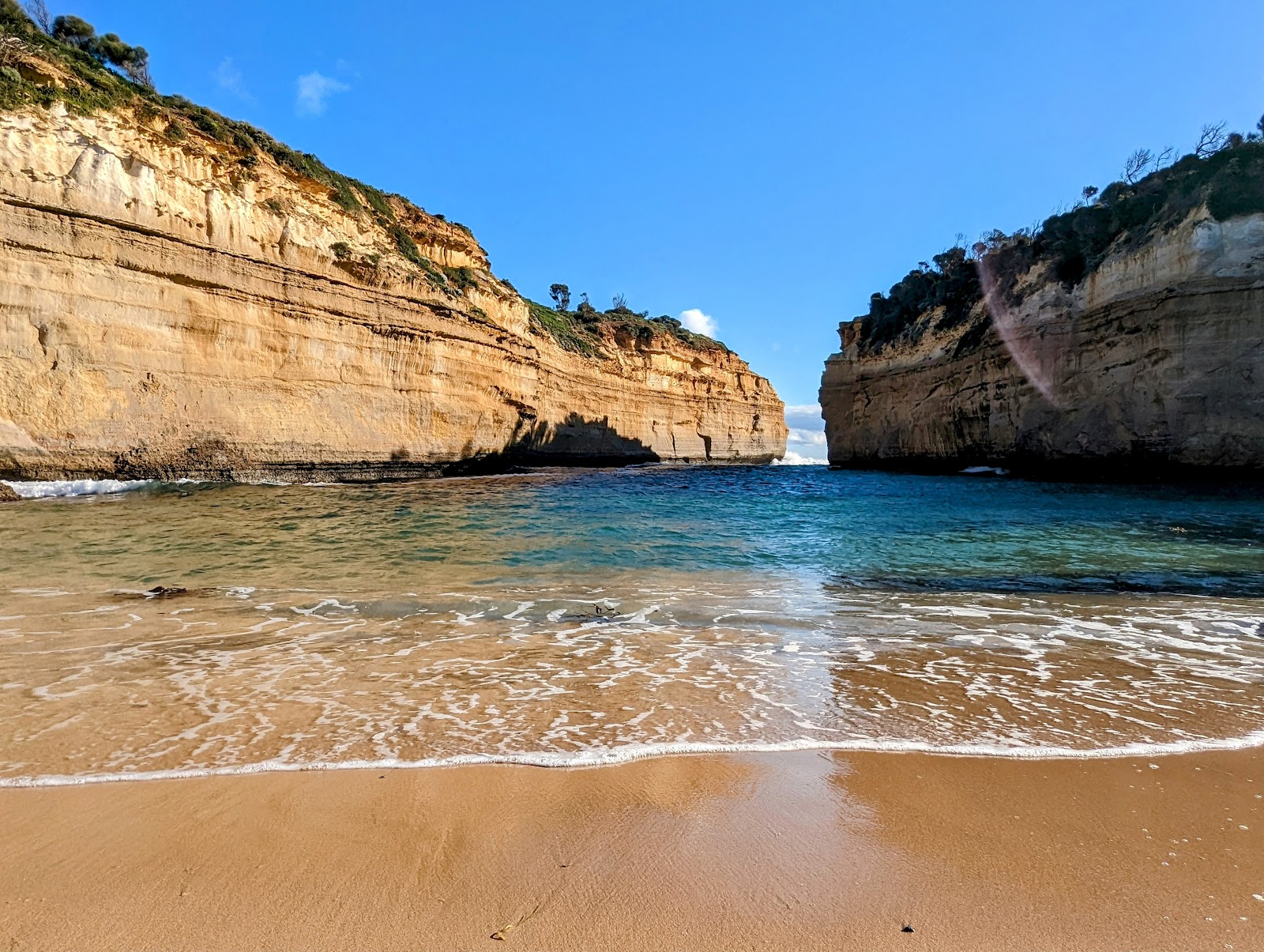 Foto av Loch Ard Gorge och dess vackra landskap