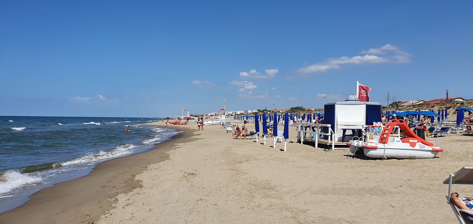 Tor San Lorenzo beach的照片 带有蓝色的水表面
