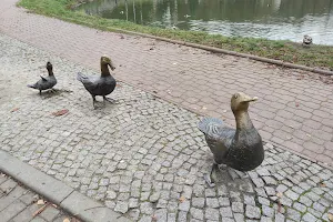 Pomnik Kaczek w Nałęczowie image