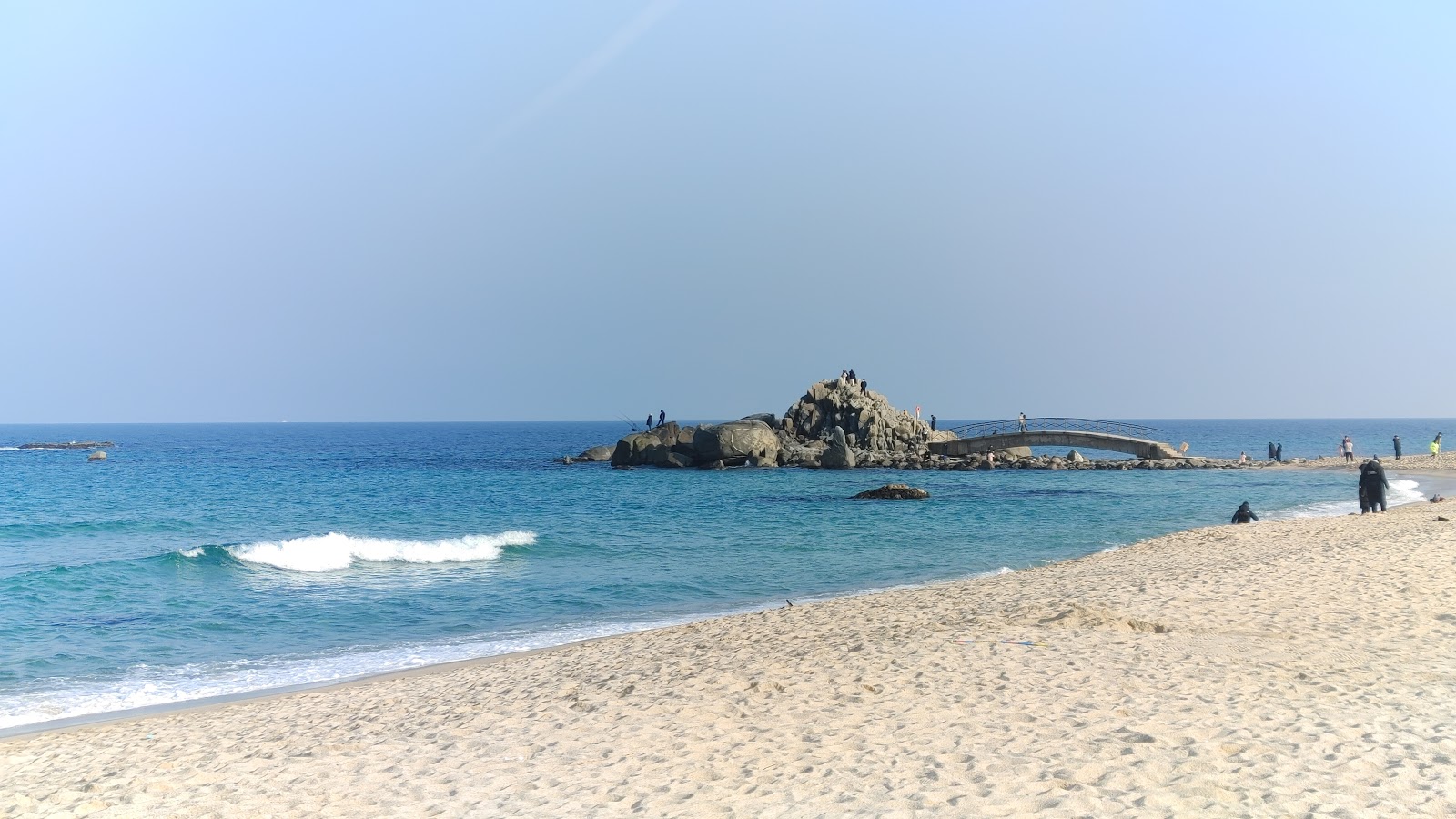 Photo de Yeongok Beach avec l'eau turquoise de surface