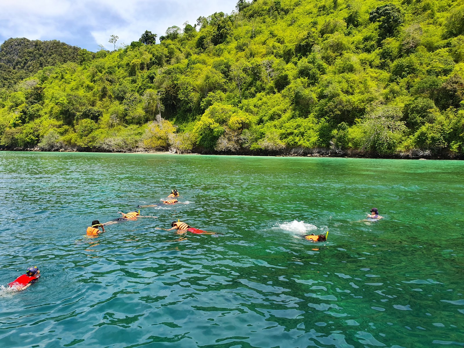 Foto di Chicken island Beach II con una superficie del acqua cristallina