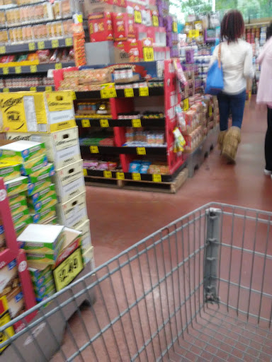 Grocery Store «Grocery Outlet Bargain Market», reviews and photos, 2179 E 14th St, San Leandro, CA 94577, USA