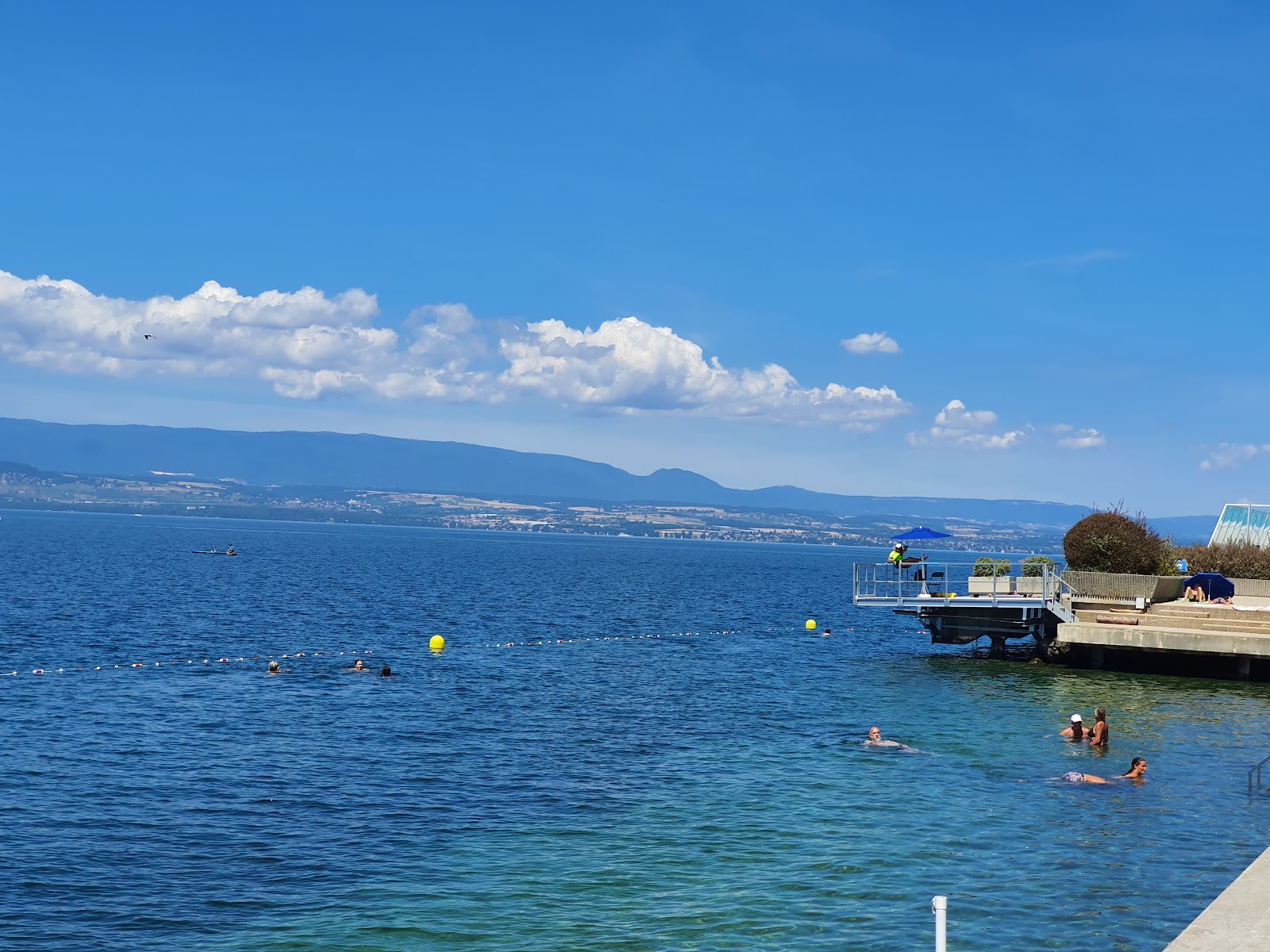 Thonon Plage'in fotoğrafı düz bir kıyı şeridi ile birlikte