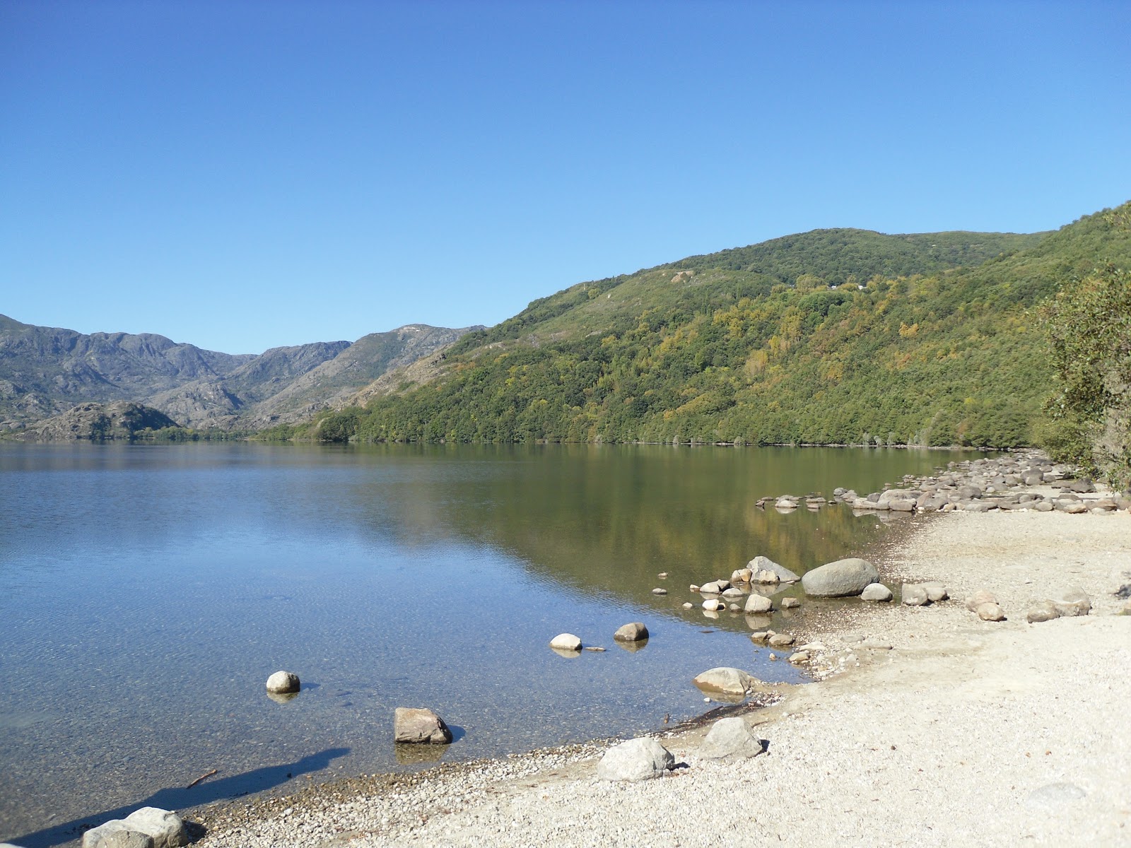 Foto von Playa del Folgoso mit grauer sand & felsen Oberfläche