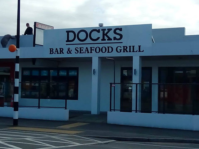 DOCKS Bar & Seafood Grill