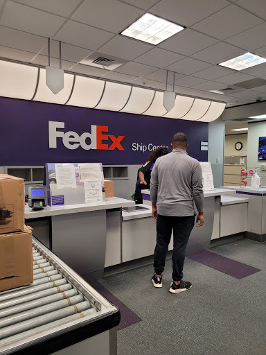 Shipping and Mailing Service «FedEx Ship Center», reviews and photos, 5200 W Greens Rd, Houston, TX 77066, USA