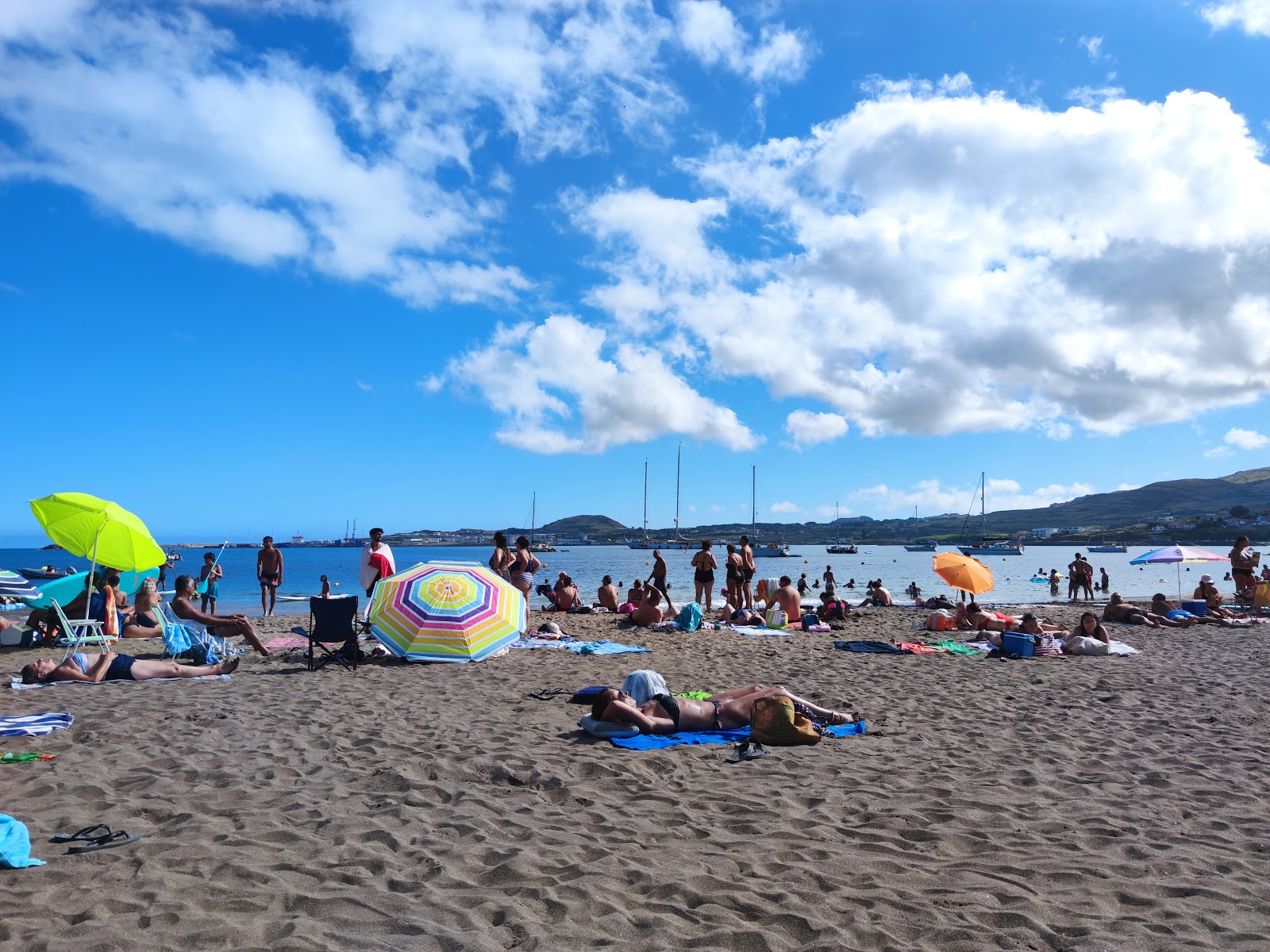 Foto av Praia da Vitoria omgiven av klippor