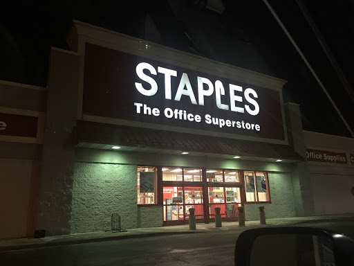Office Supply Store «Staples», reviews and photos, 4610 N Clark St, Chicago, IL 60640, USA