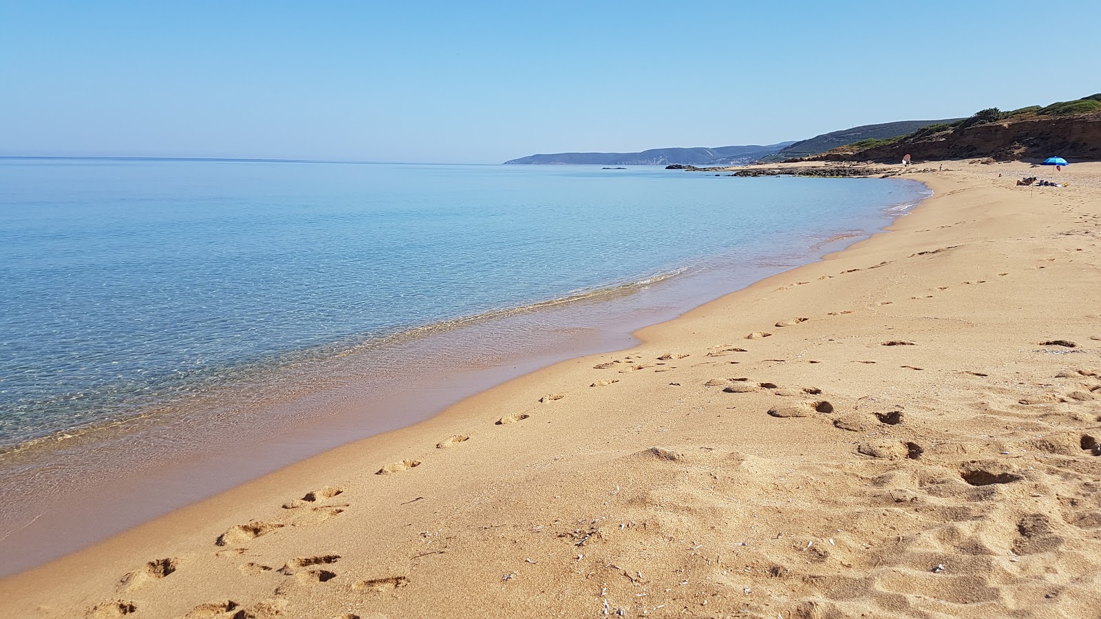 Fotografija S'acquedda beach z svetel pesek površino