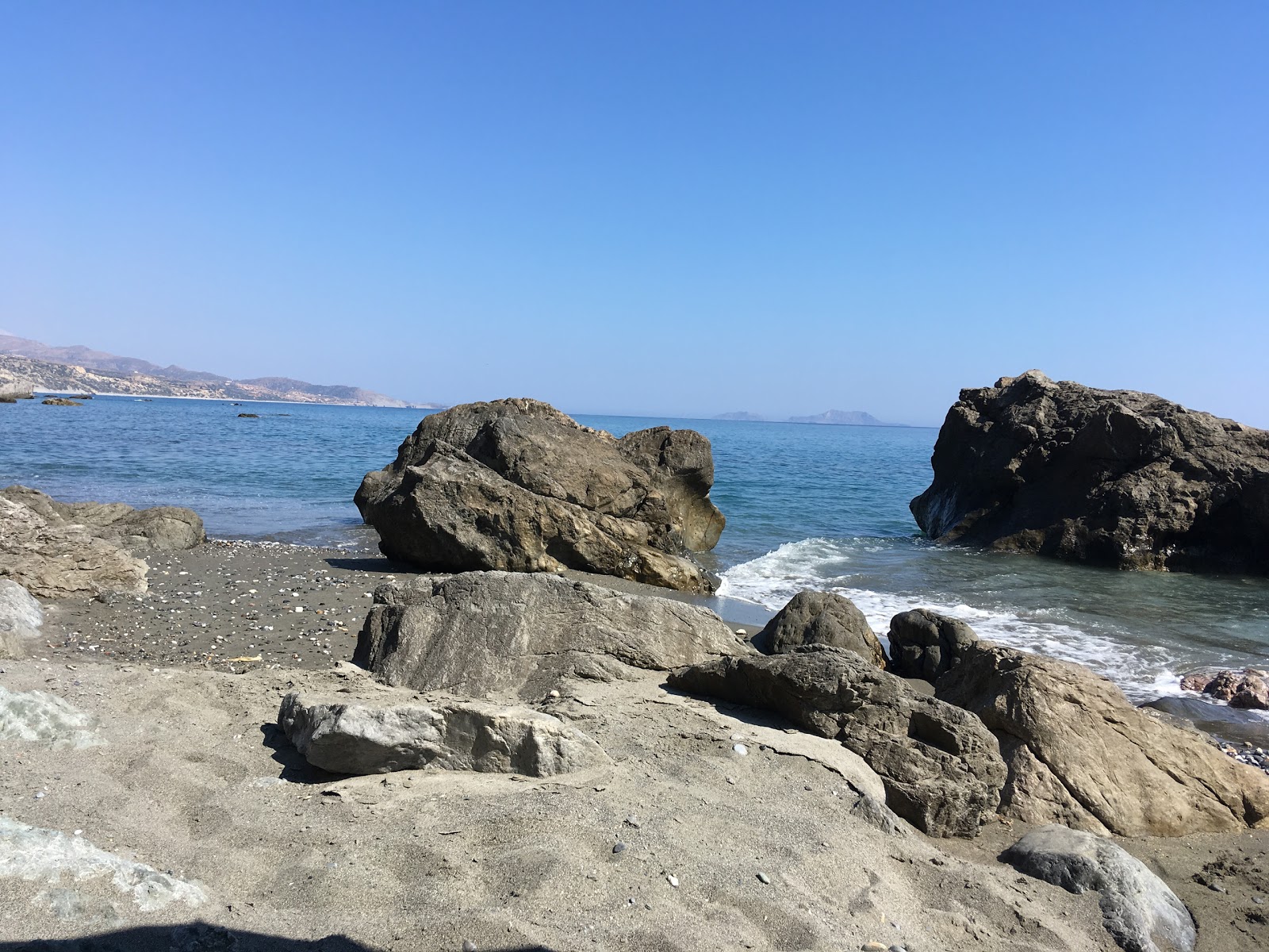 Foto di Vasilis Rock beach - luogo popolare tra gli intenditori del relax