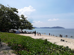 Teluk Senangin Beach'in fotoğrafı düz ve uzun ile birlikte