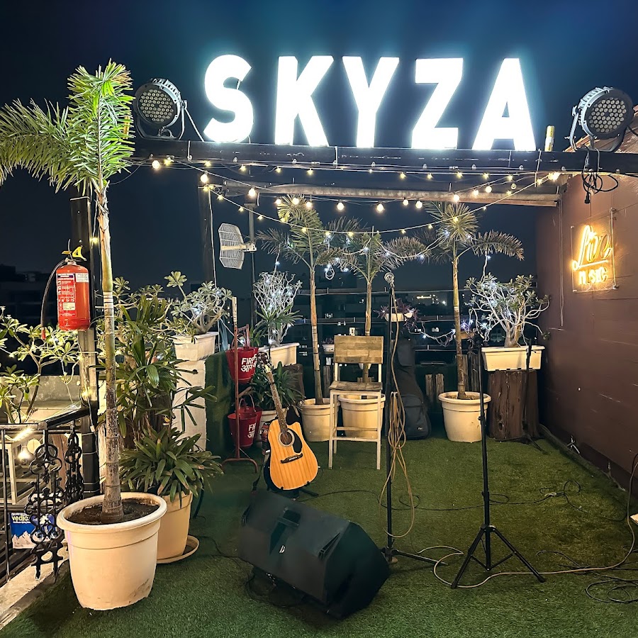 SKYZA Rooftop Lounge